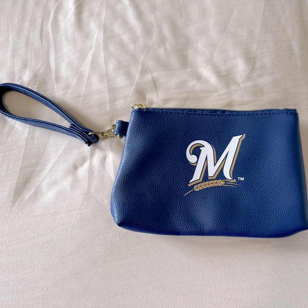 Milwaukee Brewers wristlet 💙💛